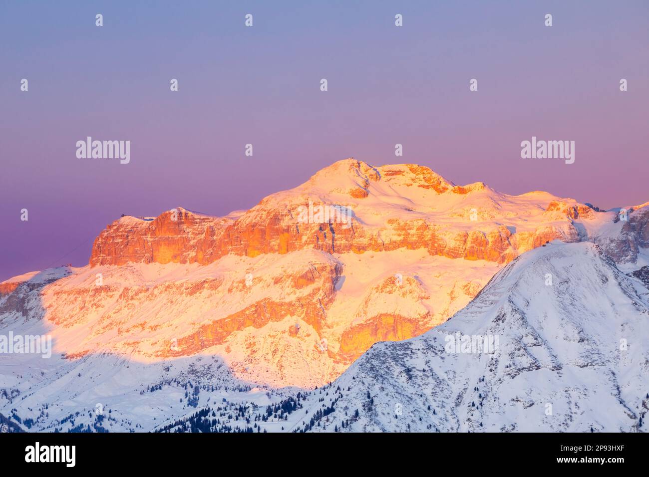 Italien, Enrosadira an der Ostseite des Sella-Massivs im Winter, an der Grenze der Provinzen Belluno und Bozen, Dolomiten Stockfoto