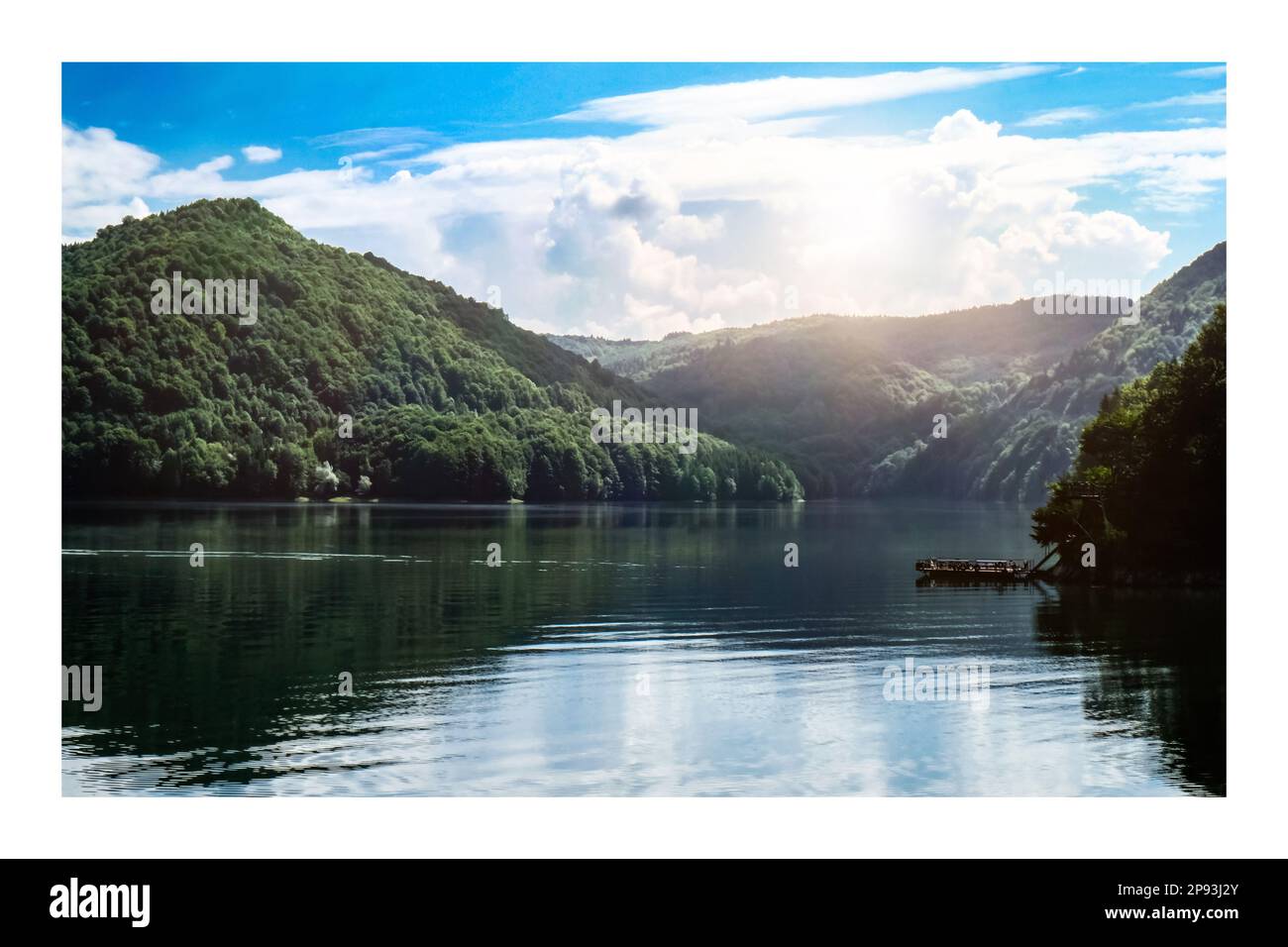 Papierfoto. Malerischer Blick auf den wunderschönen See, umgeben von Bergen an sonnigen Tagen Stockfoto