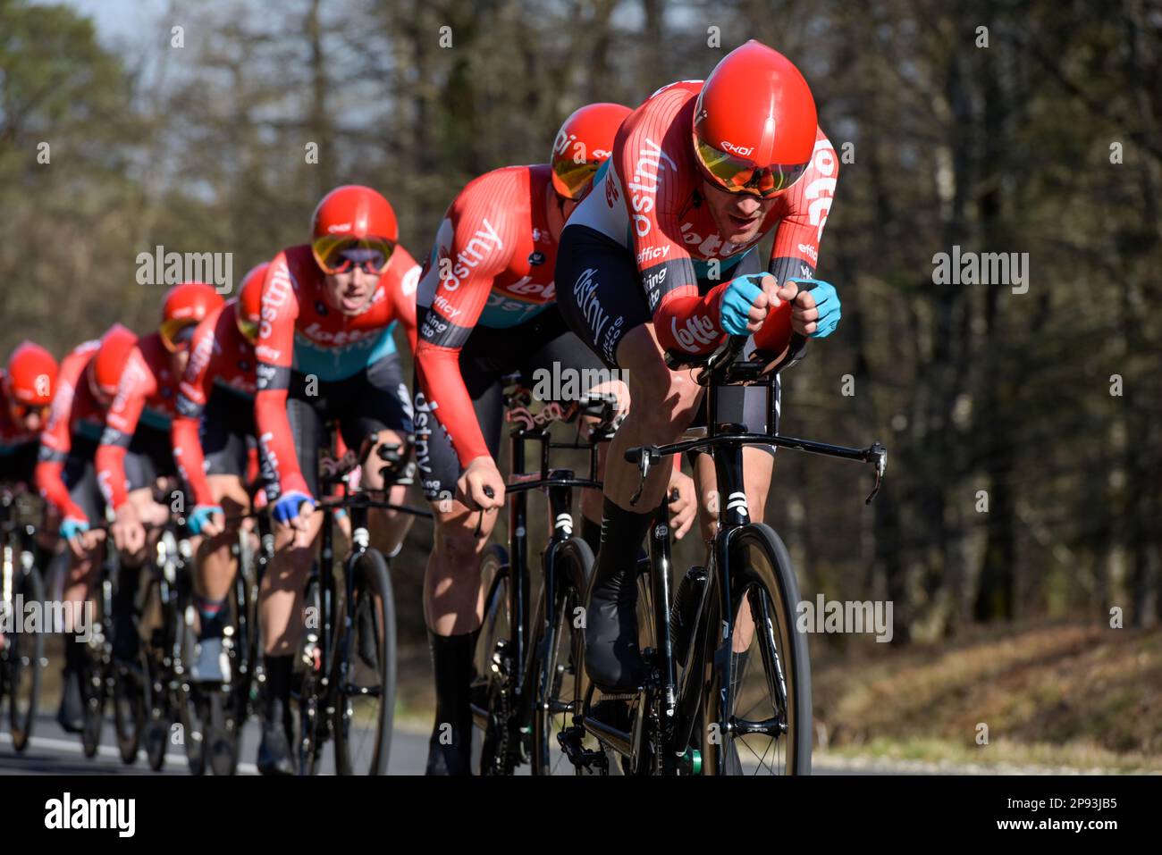 DAMPIERRE EN BURLY - FRANKREICH - 7. MÄRZ 2023: Blick auf das Radsportteam Lotto Dstny während des Teamversuchs des professionellen Radrennens PARS NI Stockfoto