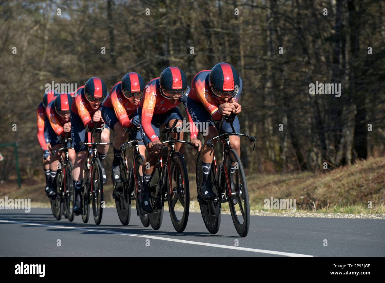 MÄRZ 2023: Blick auf die Radfahrer-Mannschaft Ineos Grenadiers während der Teamzeit des professionellen Radrennens PARS NICE 2023. Stockfoto