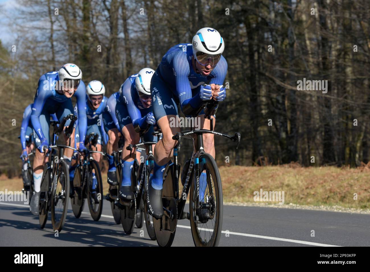 MÄRZ 2023: Blick auf das Radfahrer-Team Movistar während der Teamzeit des professionellen Radrennens PARS NICE 2023 Stockfoto