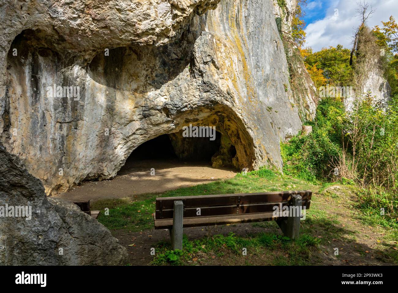 Das Achtal zwischen Schelklingen und Blaubeuren ist seit 2017 Teil der Höhlen des Weltkulturerbes und der Eiszeitenkunst der Schwäbischen Alb. Eine der Höhlen im Achtal ist die Sirgensteinhöhle. Die Höhle befindet sich in einer Höhe von etwa 35 m über dem Talboden in einem Schwammblock am linken Talhang des Achtals. Stockfoto