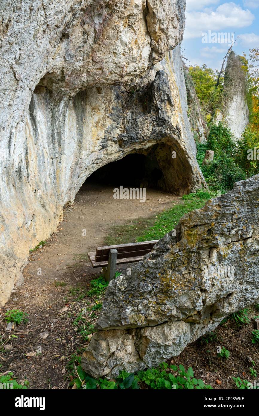 Das Achtal zwischen Schelklingen und Blaubeuren ist seit 2017 Teil der Höhlen des Weltkulturerbes und der Eiszeitenkunst der Schwäbischen Alb. Eine der Höhlen im Achtal ist die Sirgensteinhöhle. Die Höhle befindet sich in einer Höhe von etwa 35 m über dem Talboden in einem Schwammblock am linken Talhang des Achtals. Stockfoto