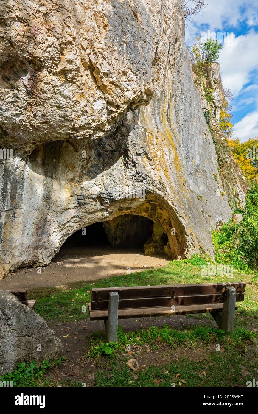 Das Achtal zwischen Schelklingen und Blaubeuren ist seit 2017 Teil der Höhlen des Weltkulturerbes und der Eiszeitenkunst der Schwäbischen Alb. Eine der Höhlen im Achtal ist die Sirgensteinhöhle. Die Höhle befindet sich in einer Höhe von etwa 35 m über dem Talboden in einem Schwammblock am linken Talhang des Achtals. Stockfoto