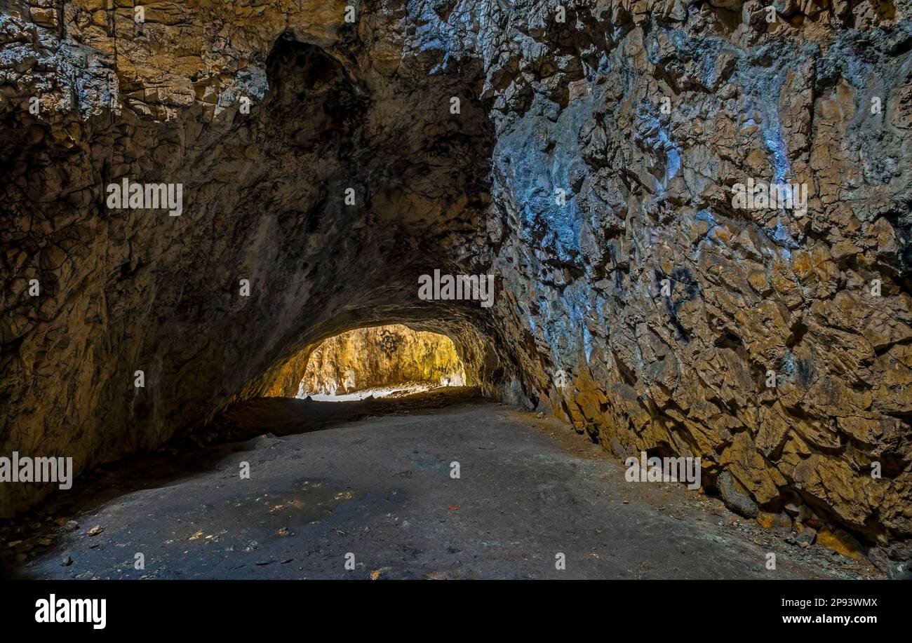 Das Achtal zwischen Schelklingen und Blaubeuren ist seit 2017 Teil der Höhlen des Weltkulturerbes und der Eiszeitenkunst der Schwäbischen Alb. Eine der Höhlen im Achtal ist die Sirgensteinhöhle. Die Höhle befindet sich in einer Höhe von etwa 35 m über dem Talboden in einem Schwammblock am linken Talhang des Achtals. Stockfoto