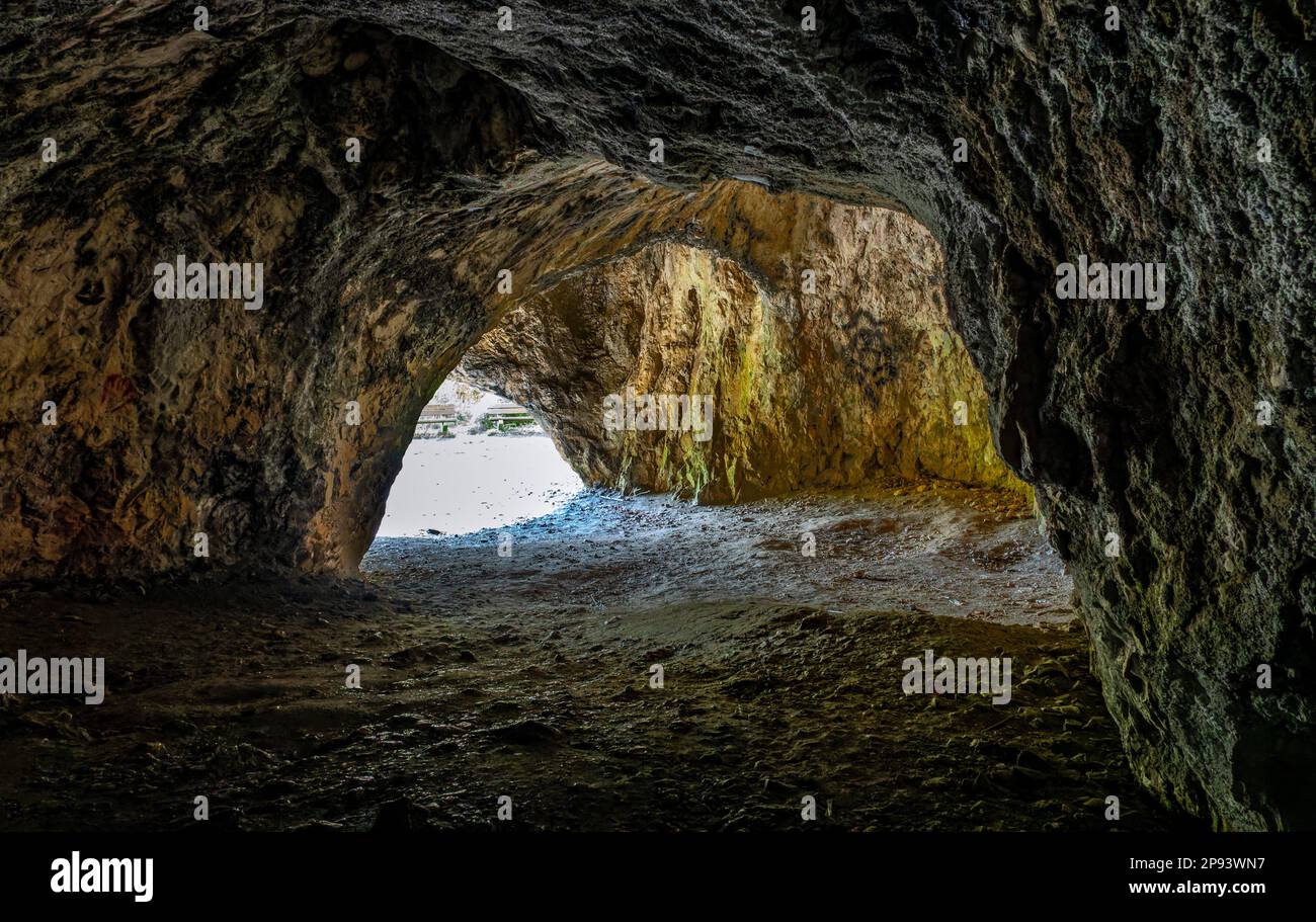 Das Achtal zwischen Schelklingen und Blaubeuren ist seit 2017 Teil der Höhlen des Weltkulturerbes und der Eiszeitenkunst der Schwäbischen Alb. Eine der Höhlen im Achtal ist die Sirgensteinhöhle. Die Höhle befindet sich in einer Höhe von etwa 35 m über dem Talboden in einem Schwammblock am linken Talhang des Achtals. Stockfoto