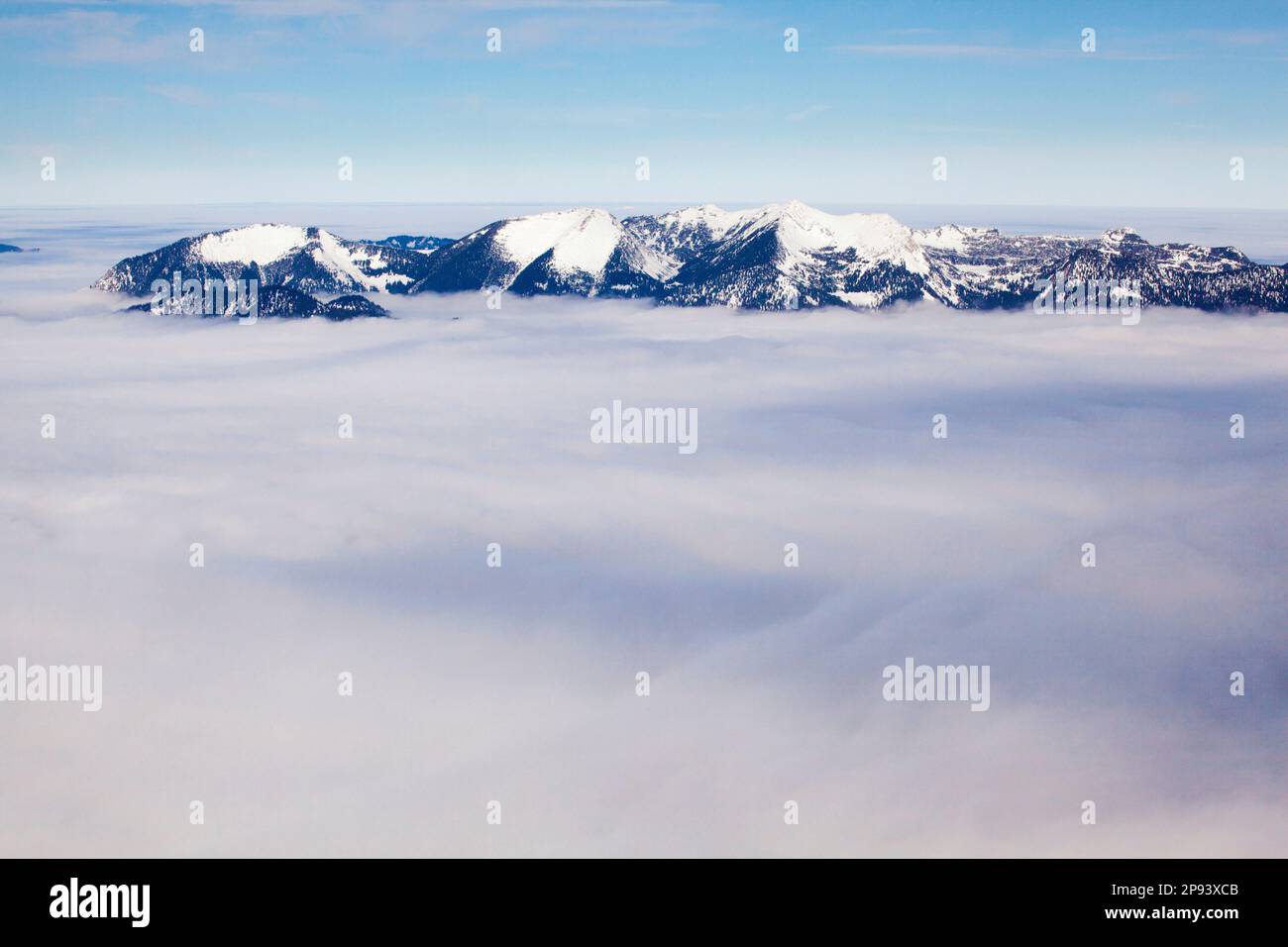 Umkehrschicht zwischen warmer und kalter Luft, Winter in den Ester Mountains Stockfoto