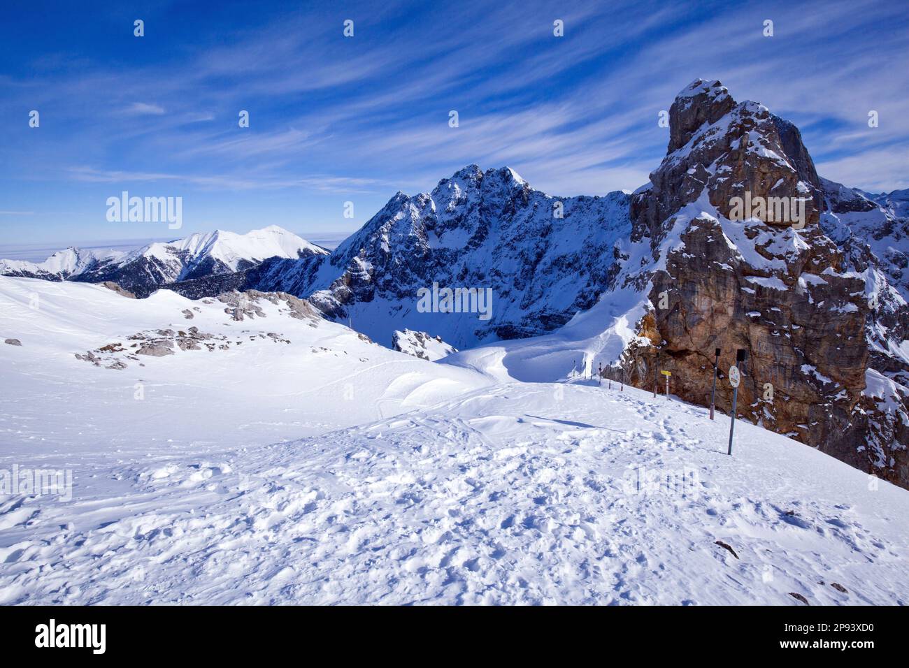 Zu Beginn der Dammkar-Abfahrt gibt es einen prominenten Felsenturm von „Kirchli“, Tiefkarspitze und Soierngruppe im Hintergrund, Winter im Karwendel-Gebirge Stockfoto