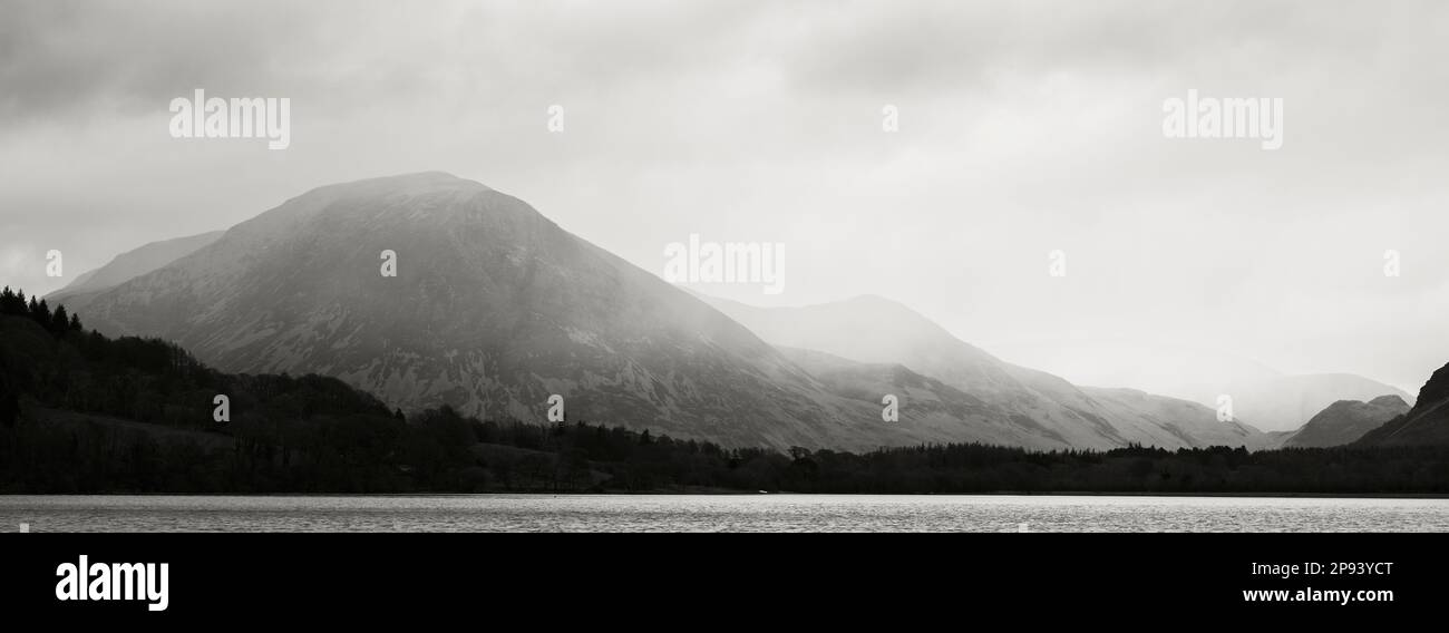 England, Cumbria, Lake District Nationalpark. Regenwolken umschließen die Berggipfel rund um Loweswater. Stockfoto