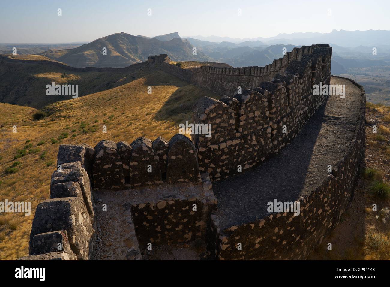 Die Stadtmauern von Rani kot, einer Festung in Pakistan, die aufgrund ...