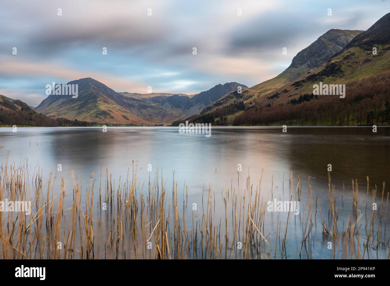 England, Cumbria, Lake District Nationalpark. Buttermere, mit Fleetwith Pike in der Ferne. Stockfoto