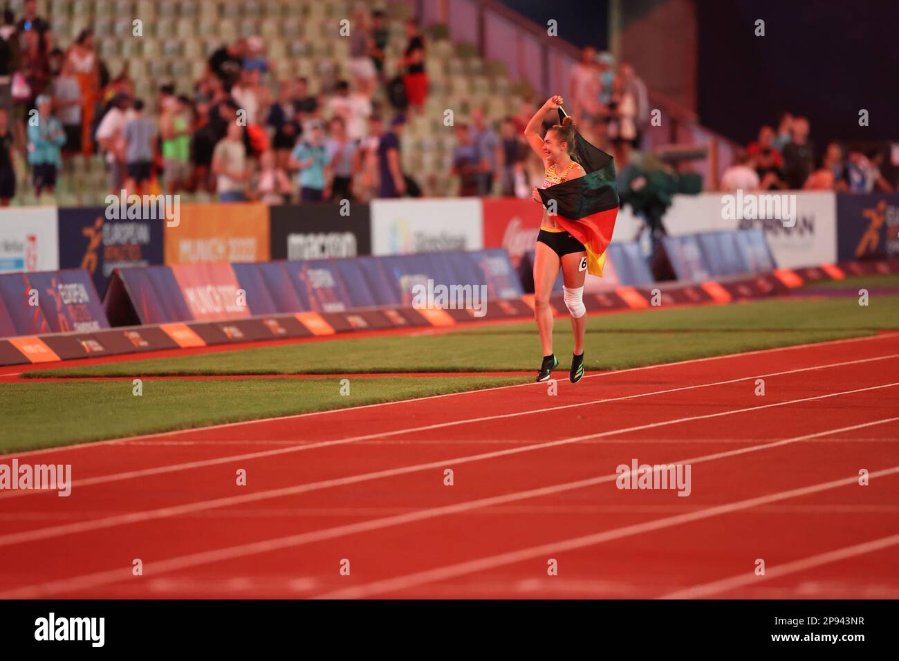 Gina LÜCKENKEMPER feiert nach dem Finale der Frauen 100m bei der europäischen Leichtathletikmeisterschaft 2022 Stockfoto