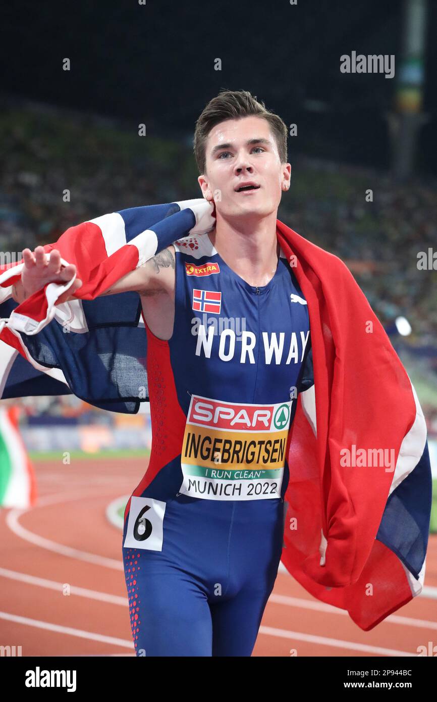 Jakob INGEBRIGTSEN mit norwegischer Flagge, nachdem er bei der europäischen Leichtathletikmeisterschaft 2022 die 500m gewonnen hat Stockfoto