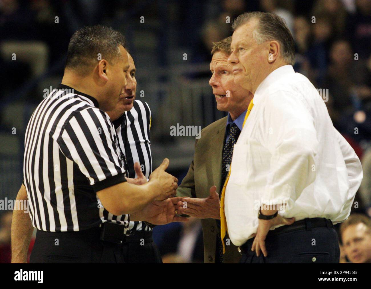 Officials Jim Giron, from left, and Paul Simpkins talk with Gonzaga head coach Mark Few and Loyola Marymount head coach Max Good over a call in the second half of an NCAA college basketball game in Spokane, Wash., Thursday, Feb. 19, 2009. (AP Photo/Rajah Bose) Stockfoto