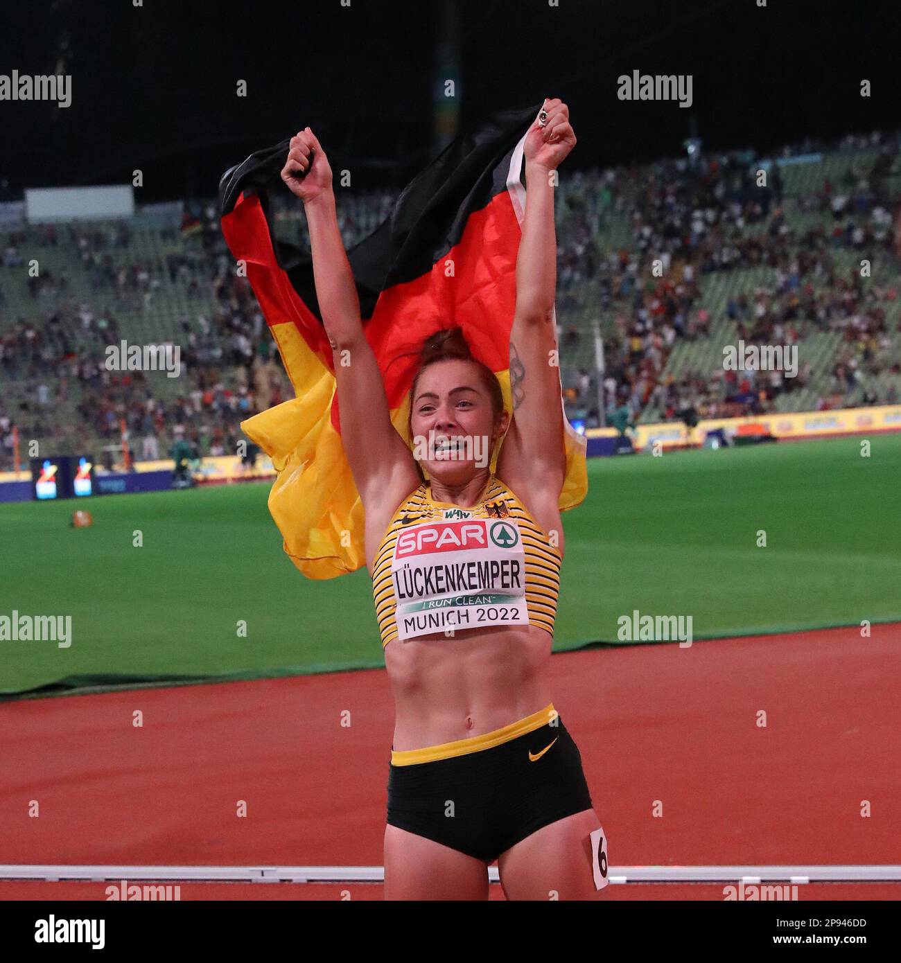 Gina LÜCKENKEMPER mit der deutschen Flagge, nachdem sie das Finale 100m bei der europäischen Leichtathletikmeisterschaft 2022 gewonnen hat Stockfoto