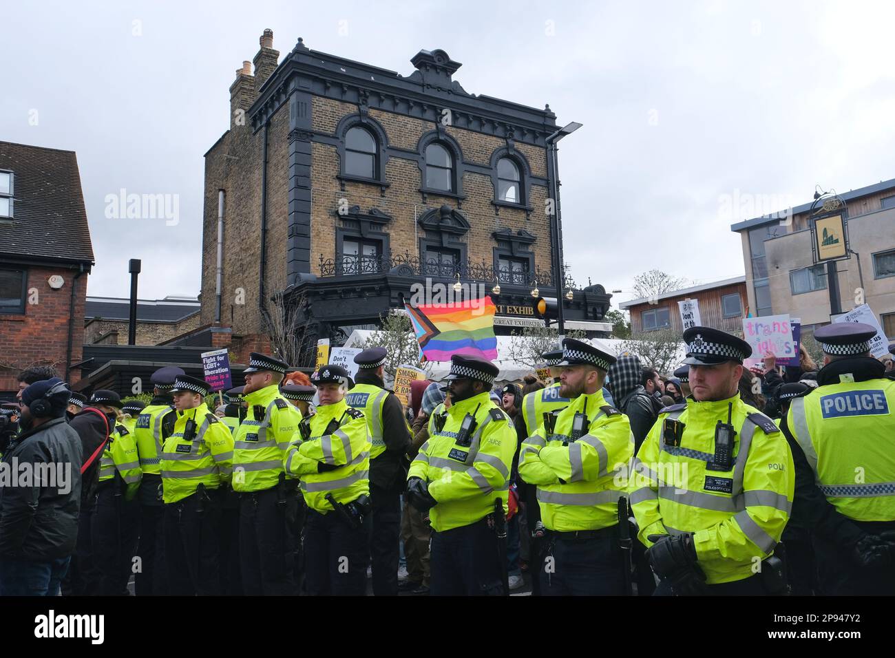 London, Großbritannien. 10. März 2023. Aktivisten der britischen Organisation Turning Point veranstalteten vor dem Great Exhibition Pub in East Dulwich eine Kundgebung gegen ein DragyQueen-Märchenereignis. Mehr als hundert LGBT+-Demonstranten, die auf diesem Bild zu sehen sind, versammelten sich auf der anderen Seite einer Polizeisperre, um der Demonstration entgegenzuwirken. Es war eigentlich kein Drag-Event geplant, das heute im Pub stattfinden sollte, obwohl Weblisten nicht aktualisiert wurden und im System verbleiben, was Verwirrung stiftete. Kredit: Elfte Stunde Fotografie/Alamy Live News Stockfoto