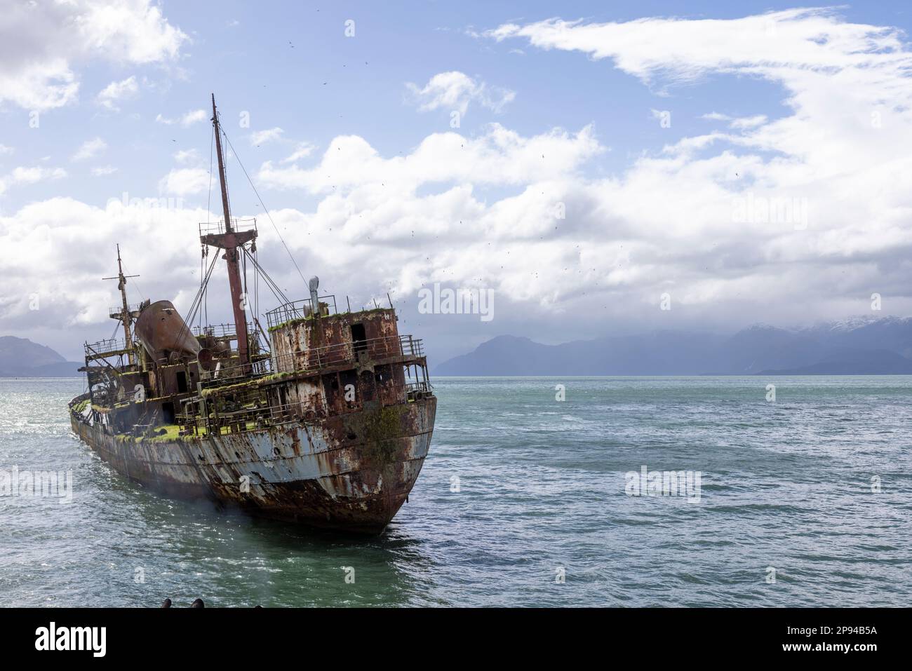 Wrack von MV Captain Leonidas, einem Frachter, der auf der Bajo Cotopaxi (Cotopaxi Bank) auf Grund lief - von einer Fähre am Messier Channel aus gesehen Stockfoto