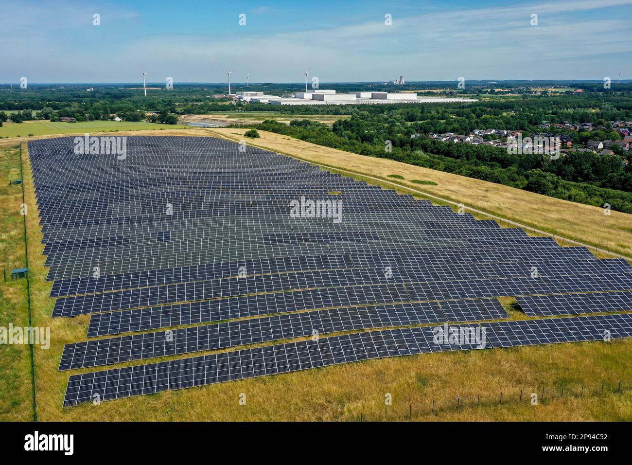 Dortmund, Nordrhein-Westfalen, Deutschland - Solarpark Deusenberg. Die bodenmontierte Anlage befindet sich auf einer ehemaligen Deponie in Dortmund Deusen Stockfoto