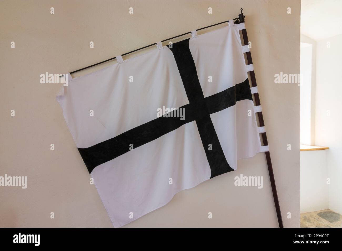 Jirikov U Rymarova (Girsig), Flagge der Deutschen Orden (Orden der Brüder Deutschen Heiligen Maria in Jerusalem, gemeinhin als Teutonischer Orden bekannt) auf der Burg Sovinec (Eulenburg) in Moravskoslezsky, Mährisch-Schlesische Region, Mährisch-Schlesische Region, Tschechisch Stockfoto