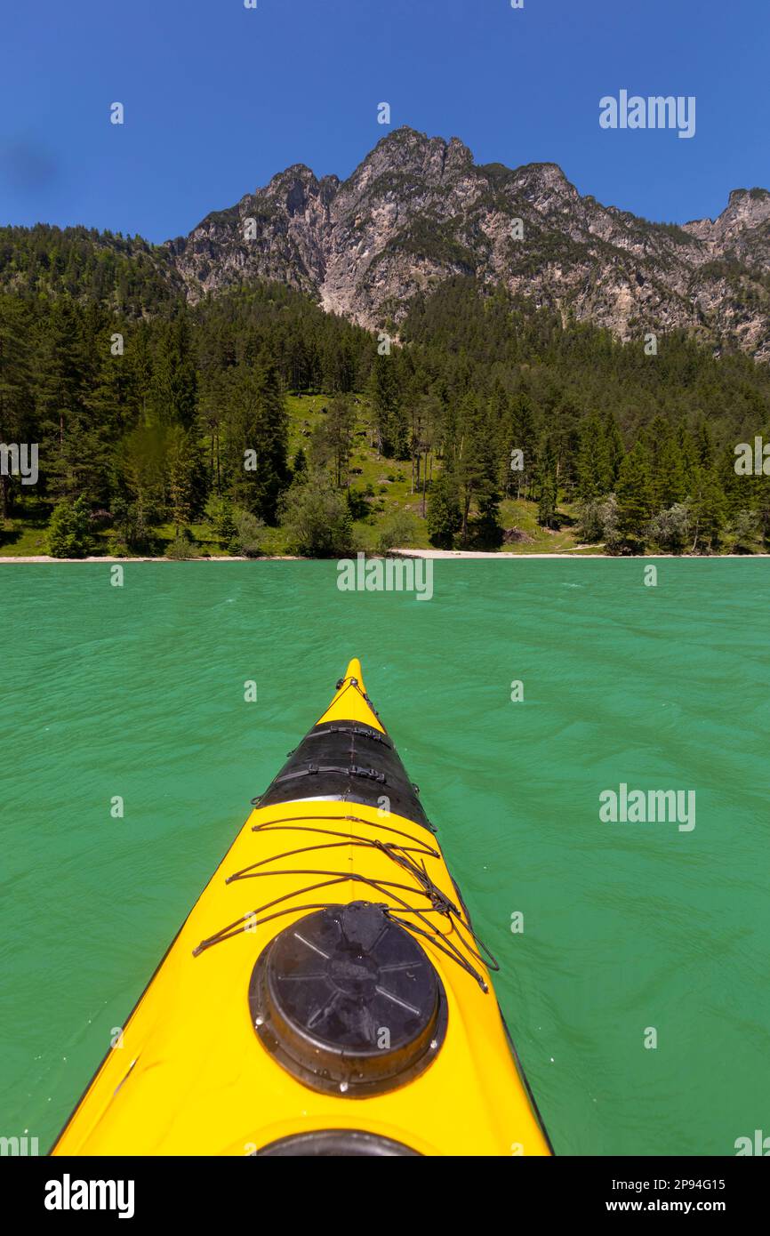 Bugspitze eines gelben Meeres-Kajaks auf dem Heiterwang-See. Stockfoto