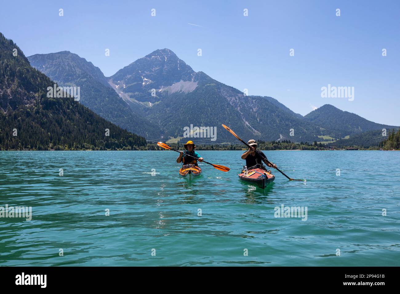 Zwei Kajakfahrer (60 Jahre) auf dem Heiterwang-See. Stockfoto