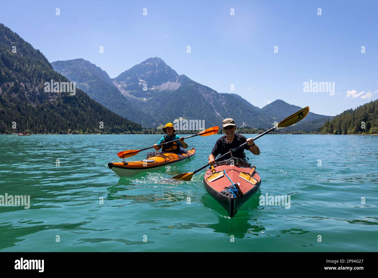 Zwei Kajakfahrer (60 Jahre) auf dem Heiterwang-See. Stockfoto