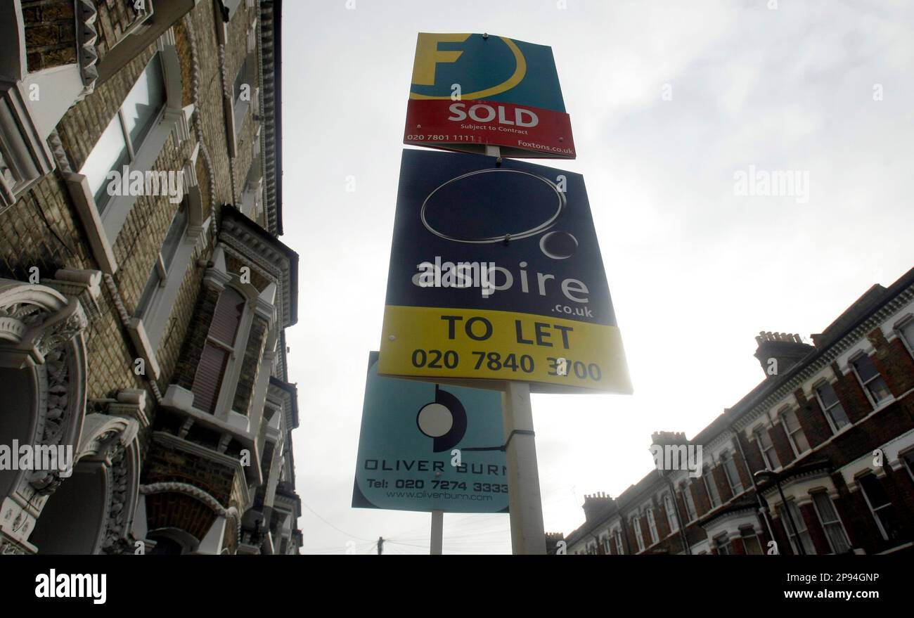 Estate agents' boards are seen in south London, Tuesday Feb. 17, 2009. British homeowners are returning to the property market looking to pick up bargains following recent house price falls, research showed Tuesday. (AP Photo/Matt Dunham) Stockfoto
