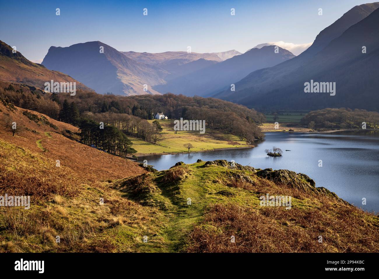 Das südliche Ufer von Crummock Water von Rannerdale Knotts mit den Buttermere Fells im Hintergrund, Lake District, Cumbria, England Stockfoto