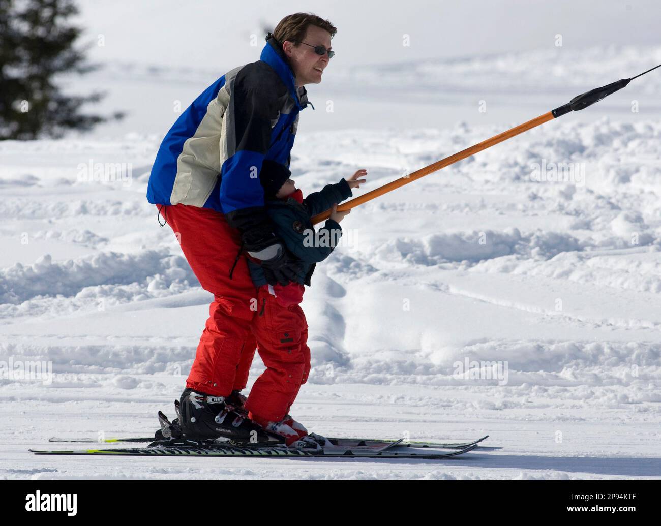 Dutch Prince Constantijn holds his son Claus-Casimir on a cable lift during a photo session in the Austrian skiing resort of Lech, on Monday, Feb. 16, 2009. The Dutch Royal family is currently spending their winter vacation in the western Austrian province of Vorarlberg. (AP Photo/Matthias Schrader) Stockfoto