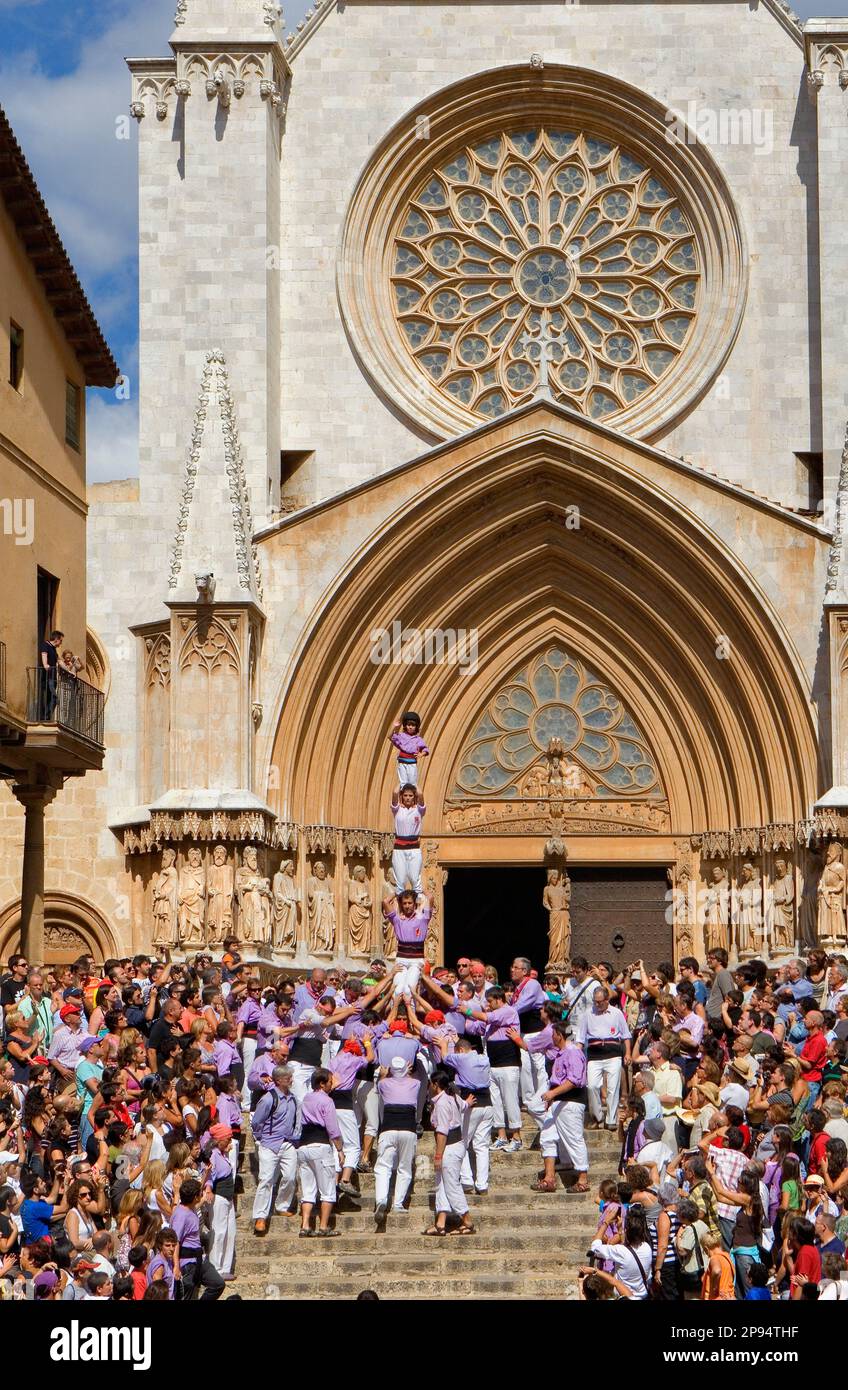 Colla Jove Xiquets de Tarragona. 'Castellers' menschlicher Turm Walking, eine katalanische Tradition. Festa de Santa Tecla, Stadtfestival. Plaza de les Cols. Tarragon Stockfoto