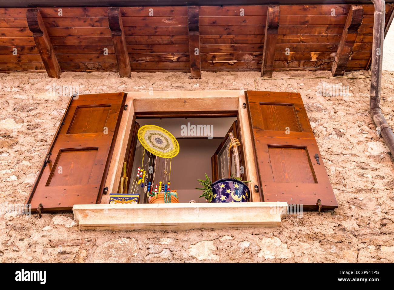 Fenster mit bunten Dekorationen, Hausfassade, Limone sul Garda, Gardasee, Provinz Brescia, Lombardei, Italien, Europa Stockfoto