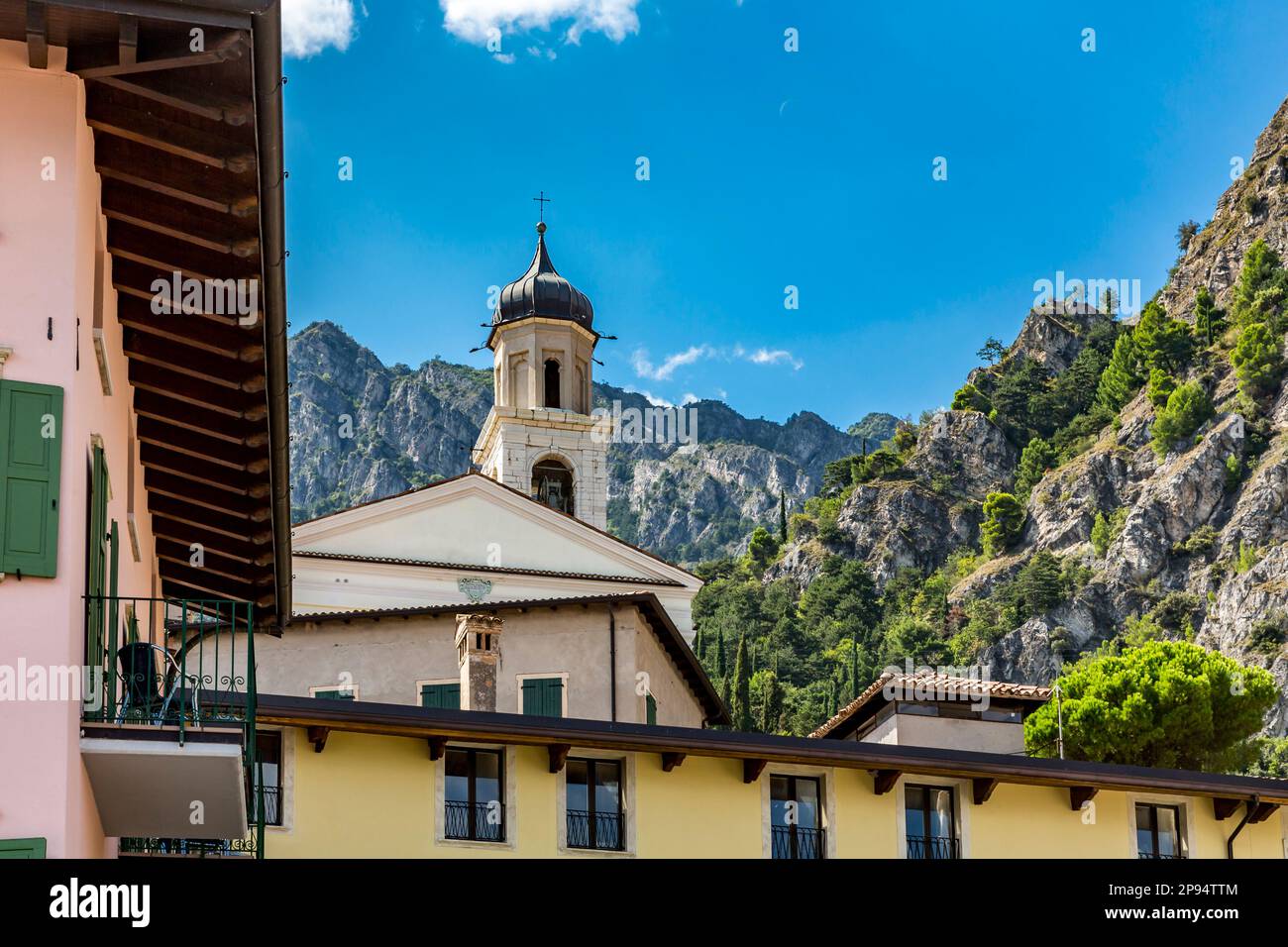 Kirchturm, San Benedetto, Zentrum in Limone sul Garda, Gardasee, Provinz Brescia, Lombardei, Italien, Europa Stockfoto