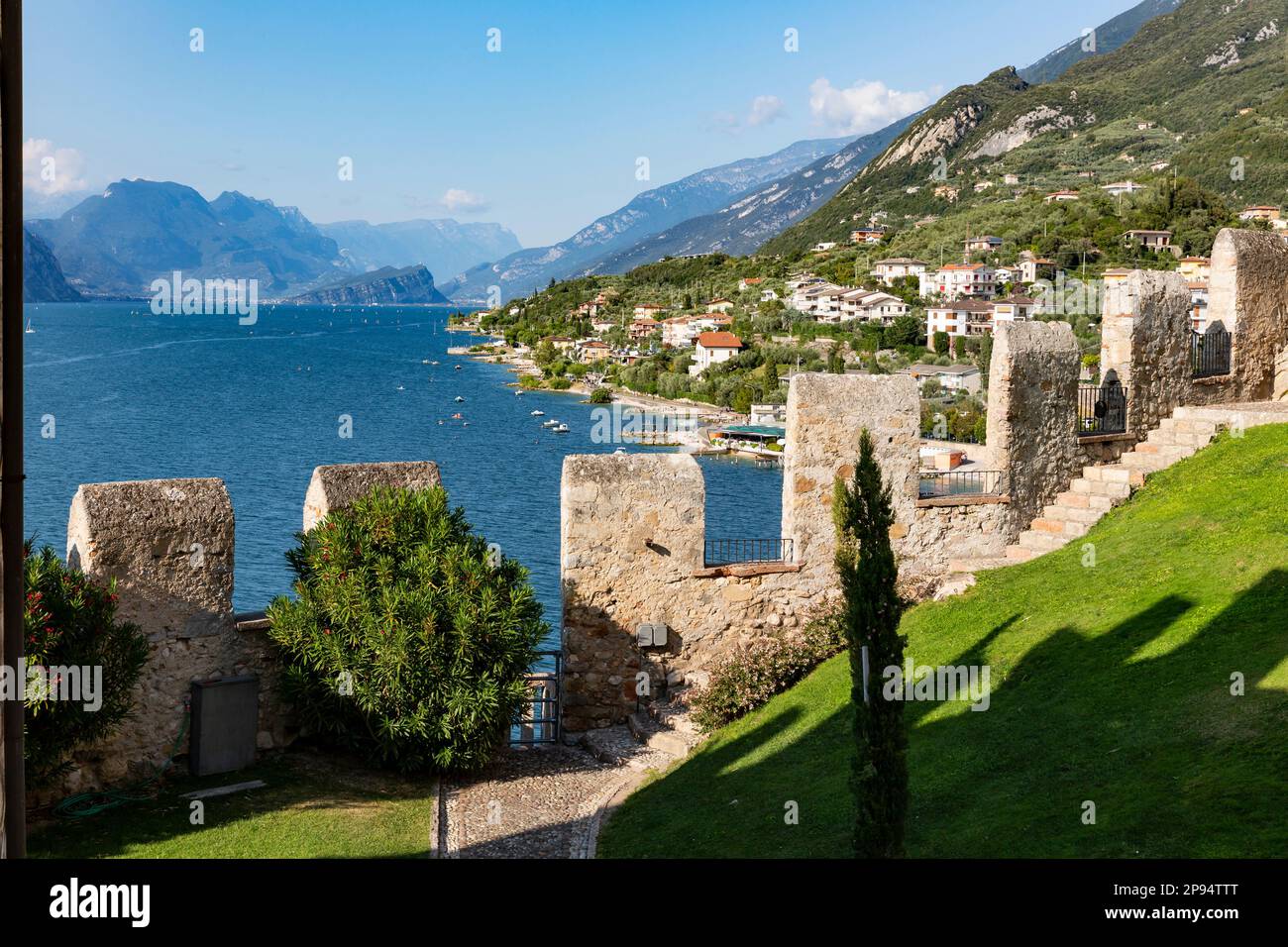 Blick über die Mauer auf Malcesine, Schloss Scaligero, Castello Scaligero, Malcesine, Gardasee, Italien, Europa Stockfoto