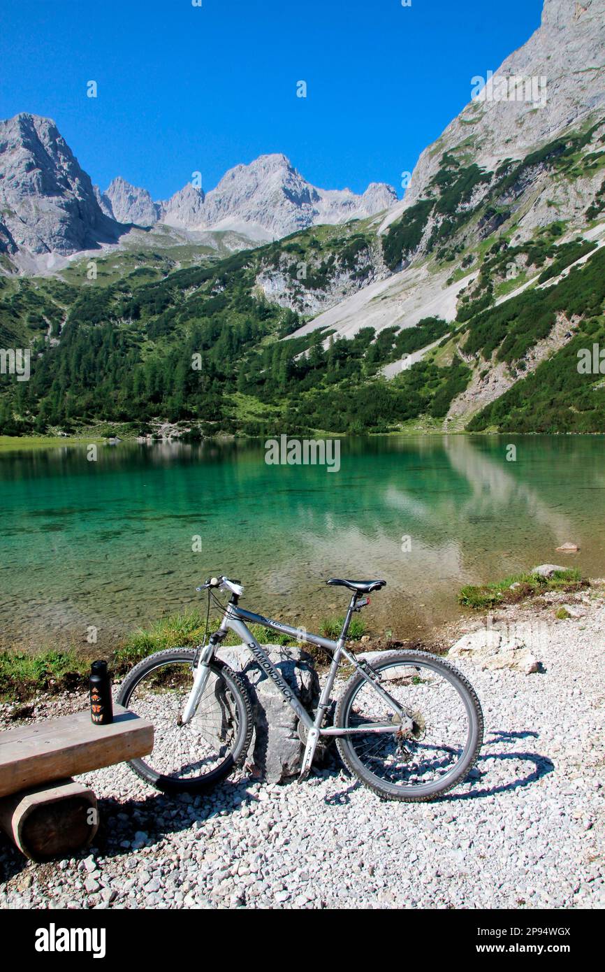 Österreich, Tirol, Ehrwald, Seebensee, Fahrrad, Wasseroberfläche, See, Bergsee, Berglandschaft, Bergmassiv, Stockfoto