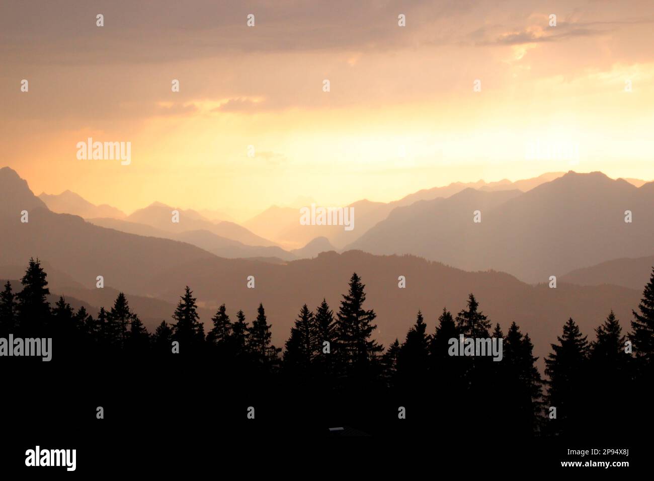 Sonnenuntergang auf der Rehbergalm im Karwendel, die Sonne geht wild romantisch unter nach erfolgreichem Gewitter, Deutschland, Bayern, Oberbayern, Werdenfelser Land, Mittenwald Stockfoto