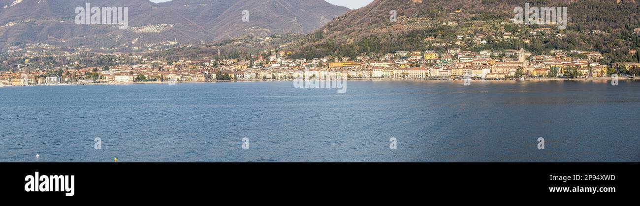 Extra weiter Blick auf Salò im Gardasee Stockfoto