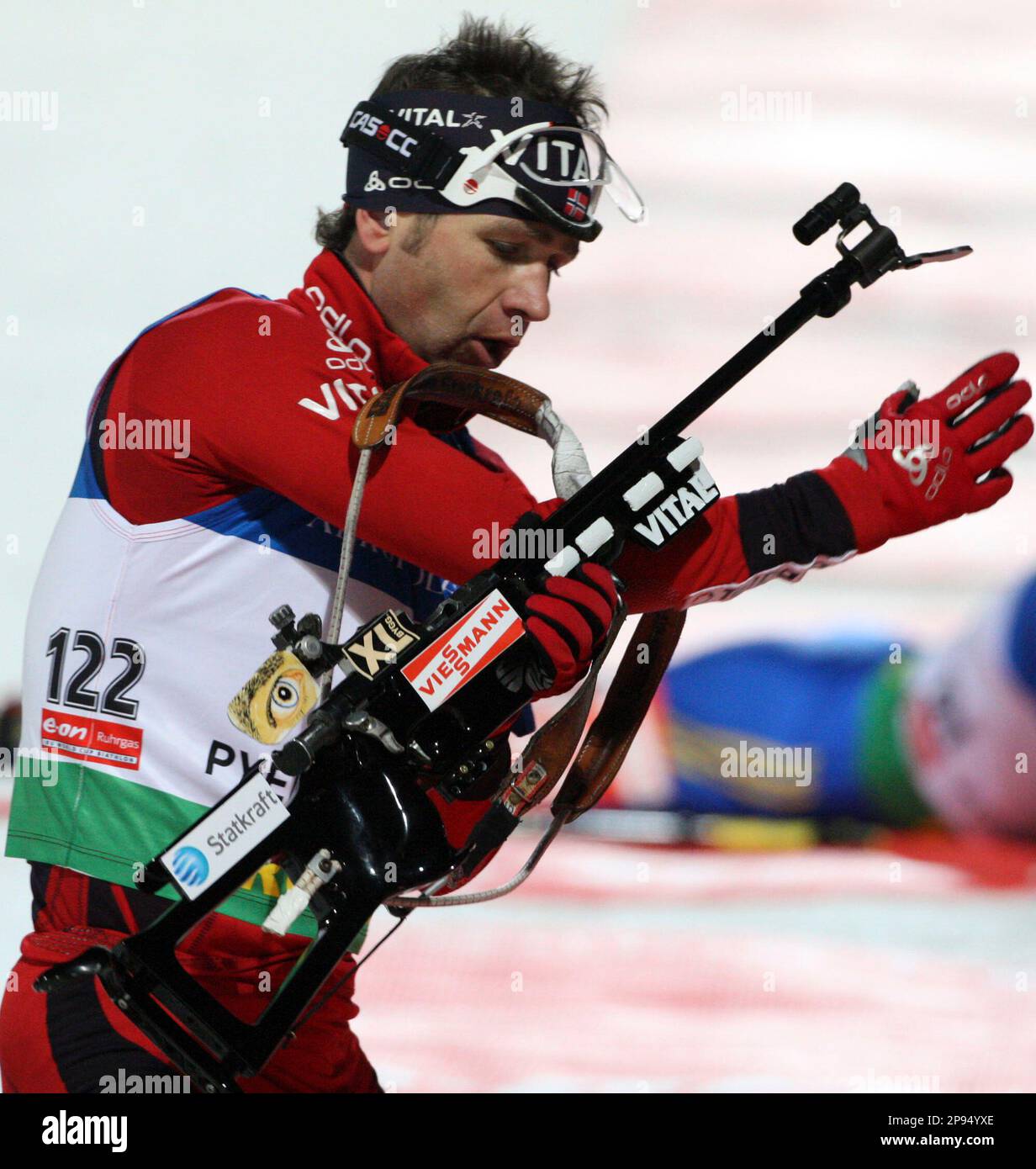 Ole Einar Bjoerndalen of Norway prepares for shooting during a men's 10 km sprint event of the Biathlon World Championships in Pyeongchang, east of South Korea, Saturday, Feb. 14. 2009. (AP Photo/Koji Sasahara) Stockfoto