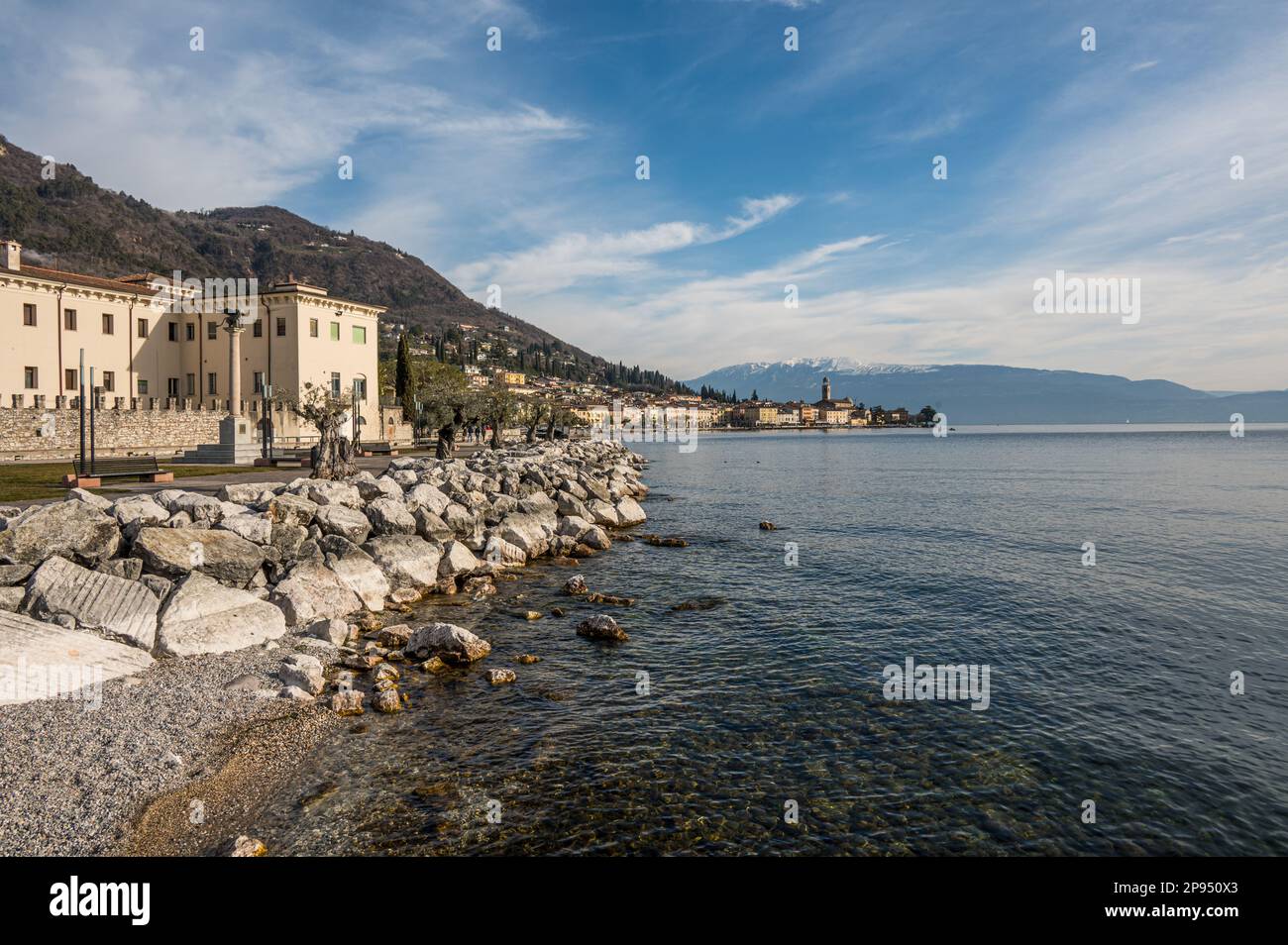 Salò. Italien - 02-11-2023: Die wunderschöne Promonade am See von Salò Stockfoto