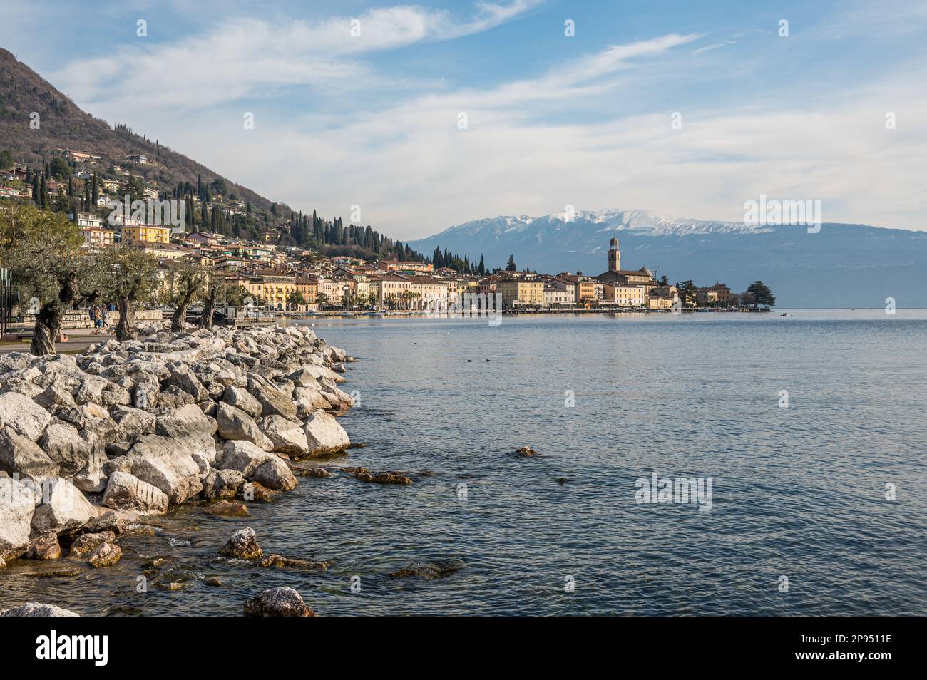 Salò. Italien - 02-11-2023: Die wunderschöne Promonade am See von Salò Stockfoto