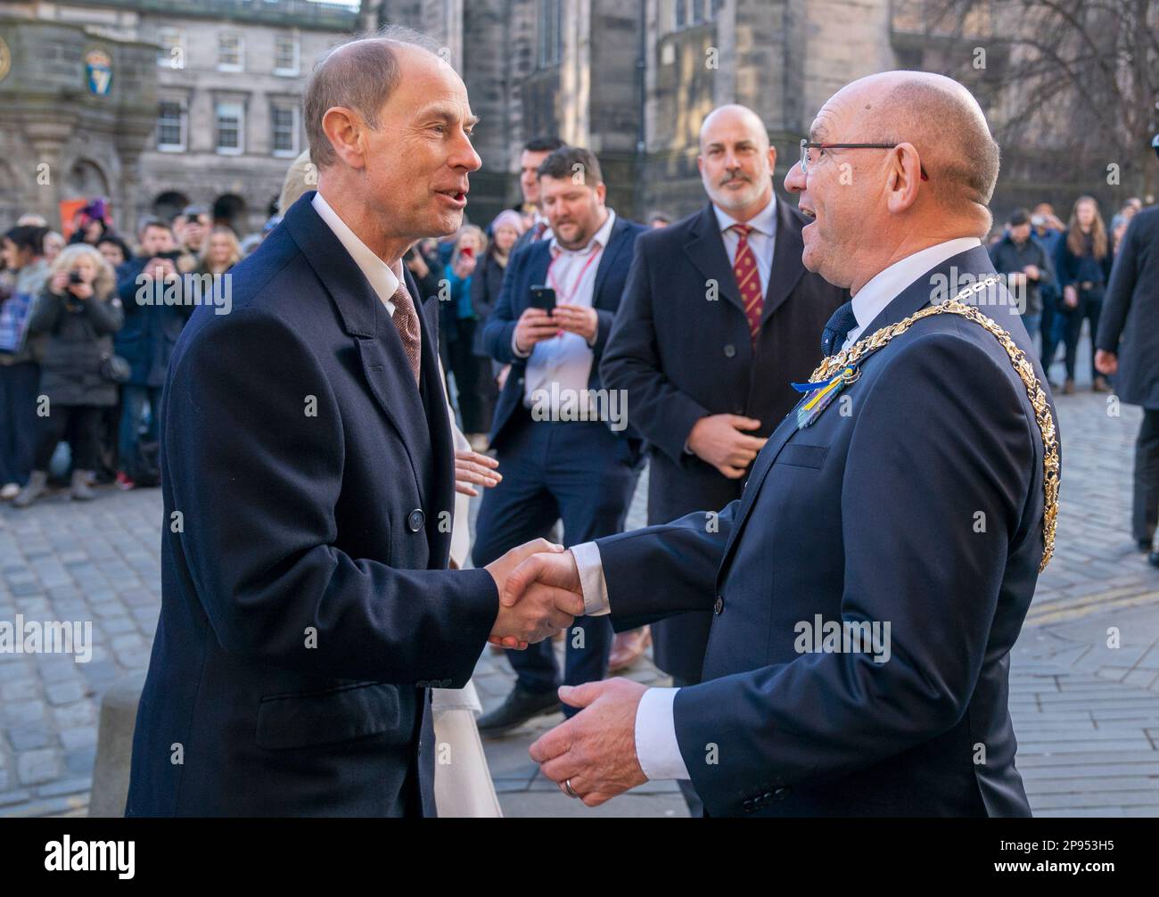 Der neue Herzog von Edinburgh trifft Lord Provost Robert Aldridge vor den Stadtkammern in Edinburgh, bevor er an einer Veranstaltung teilnimmt, die ein Jahr nach der offiziellen Reaktion der Stadt auf die Invasion der Ukraine stattfindet. Foto: Freitag, 10. März 2023. Stockfoto