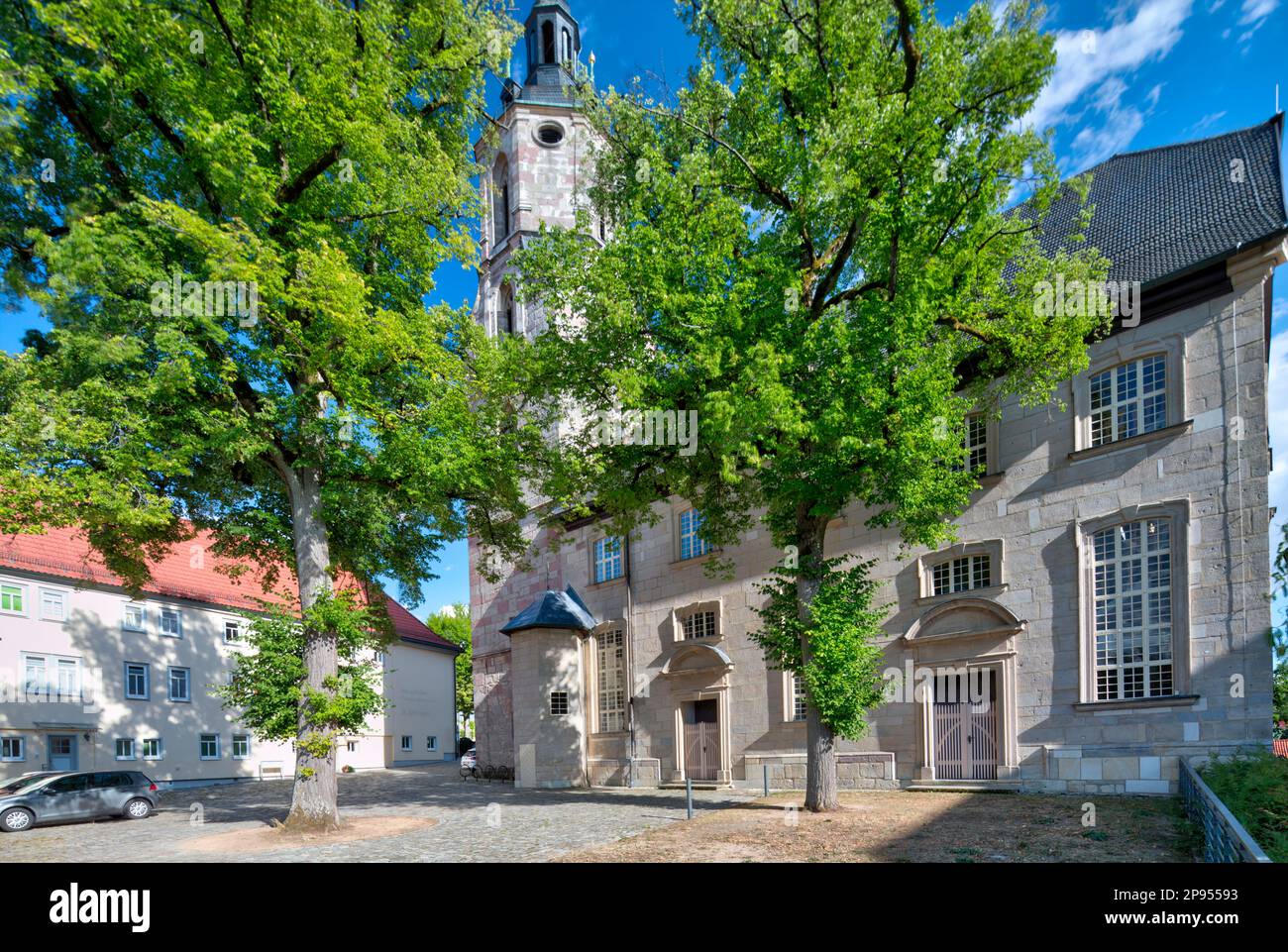 St. John's Church, Evangelic Community Center, Hausfassade, Stadtblick, Sommer, Schleusingen, Thüringen, Deutschland, Europa, Stockfoto