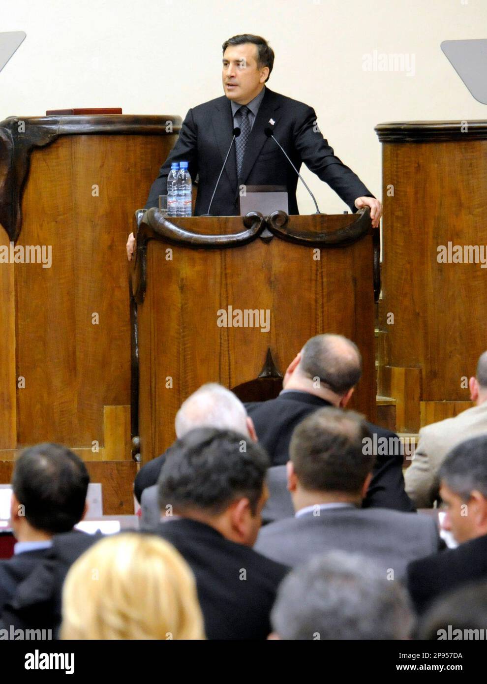 Georgian President Mikhail Saakashvili addresses the parliament in Tbilisi, Georgia, Thursday, Feb. 12, 2009. The Organization for Security and Cooperation in Europe on Thursday extended the mandate of 20 unarmed military monitors sent to Georgia after its brief war with Russia over the breakaway region of South Ossetia. (AP Photo/Irakli Gedenidze, Pool) Stockfoto