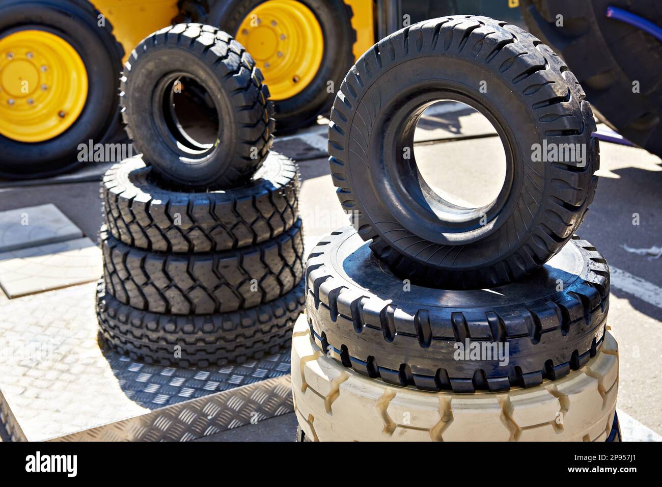 Reifen für Traktorräder auf der Ausstellung Stockfoto