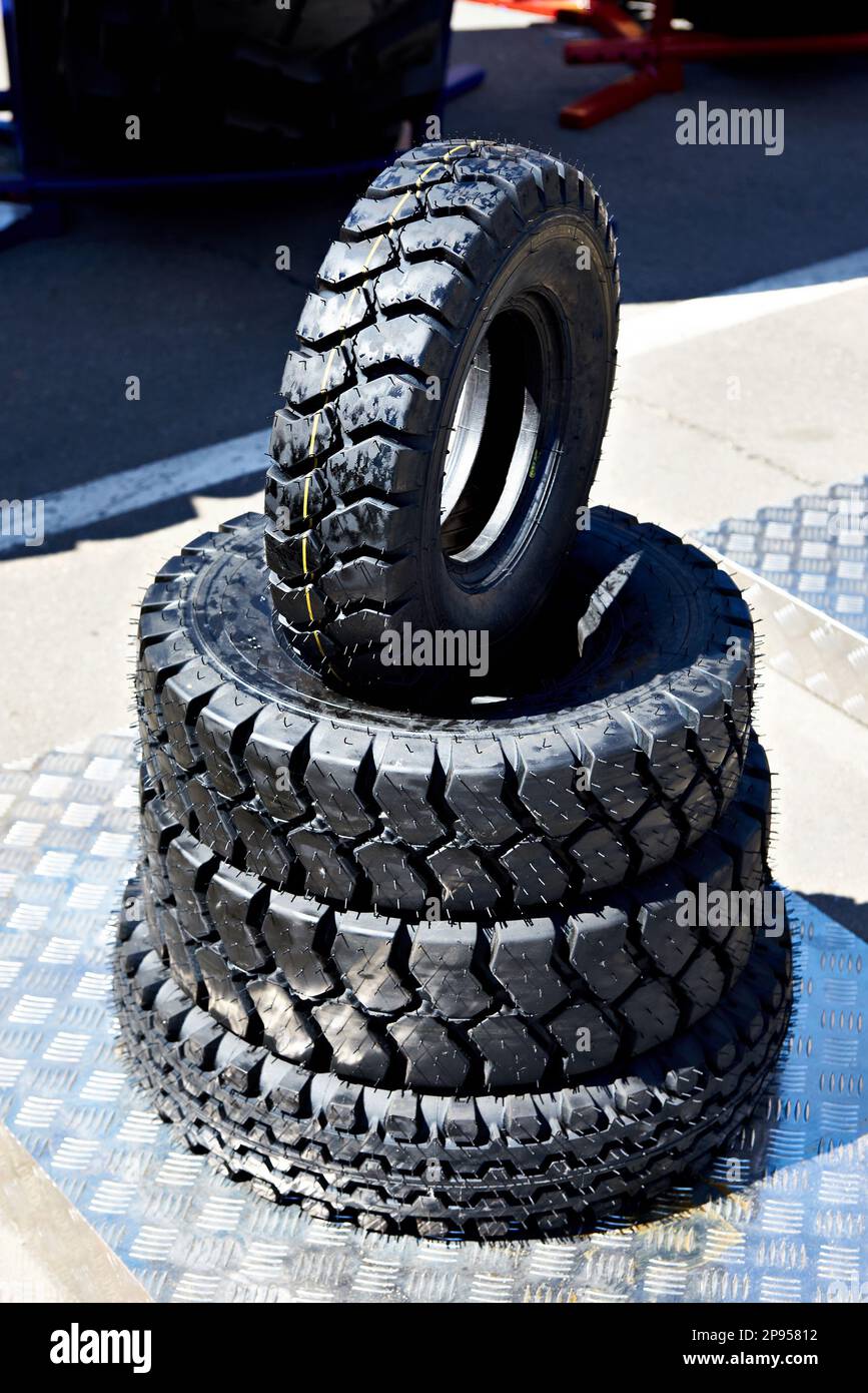 Reifen für Traktorräder auf der Ausstellung Stockfoto