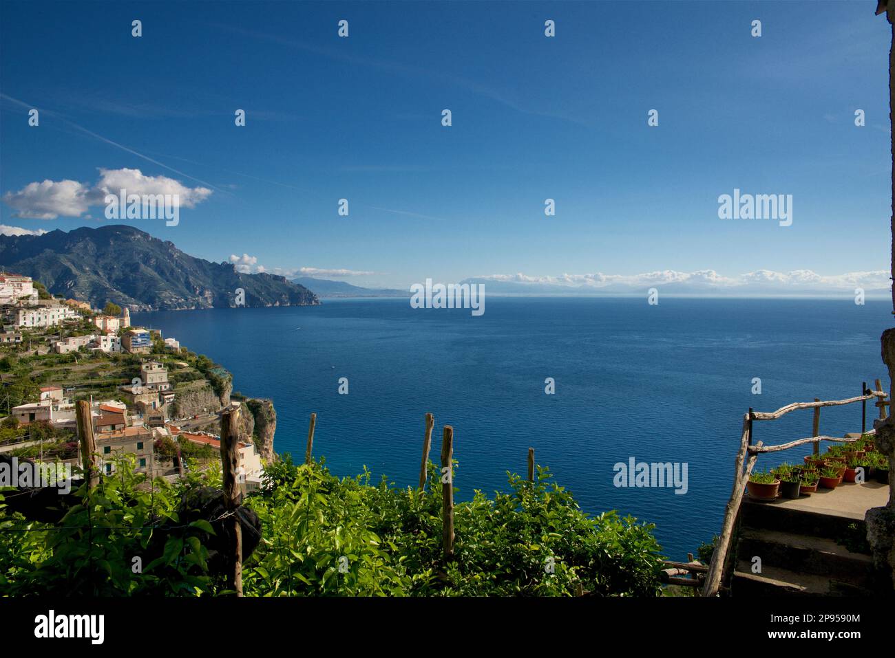 Von Agerola nach Amalfi ist ein steiler Pfad mit Tausenden von Stufen, die sich die Hügel der Küste hinunter in Richtung Amalfi schlängeln. Blick auf das Meer und die Küste von Largo S. Michele, Amalfiküste, Italien Tyrrhenisches Meer, Mittelmeer. Rebflächen im Vordergrund Stockfoto