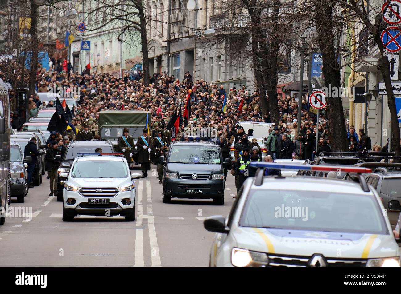 KIEW, UKRAINE - 10. MÄRZ 2023 - Trauernde folgen dem Leichenwagen während der Gedenkveranstaltung für Hero of Ukraine, Befehlshaber des 1. Mechanisierten Bataillons der 67. Separaten mechanisierten Brigade, Junior Lieutenant Dmytro Kotsiubailo (nom de guerre 'Da Vinci'), Er wurde am 7. März in der Nähe von Bakhmut, Region Donezk, in Kiew, Hauptstadt der Ukraine, im Einsatz getötet. Stockfoto