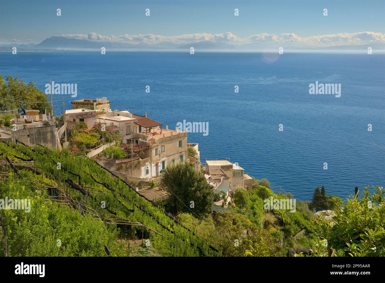 Von Agerola nach Amalfi ist ein steiler Pfad mit Tausenden von Stufen, die sich die Hügel der Küste hinunter in Richtung Amalfi schlängeln. Blick auf das Meer und die Küste von Largo S. Michele, Amalfiküste, Italien Tyrrhenisches Meer, Mittelmeer. Stockfoto