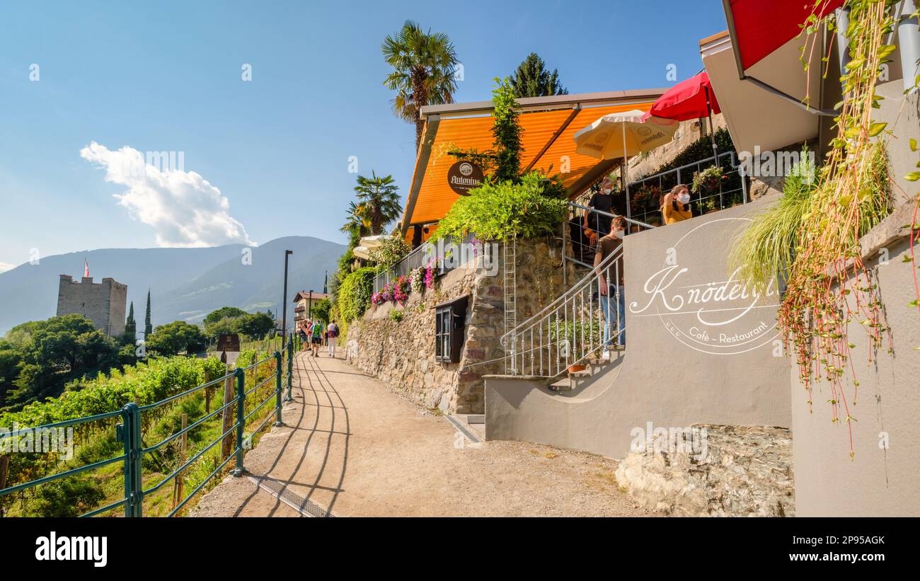 Merano, Italien - 27. September 2021: Touristen auf der Tappeiner Promenade, einem berühmten Wanderweg in Merano (Südtirol, Italien) Stockfoto