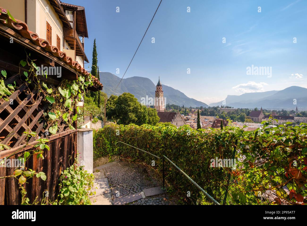 Die Tappeiner Promenade, ein Pfad in Merano (Südtirol, Italien), bietet alpine und mediterrane Vegitation und schöne Sicht auf die Stadt und das Adige-Tal Stockfoto