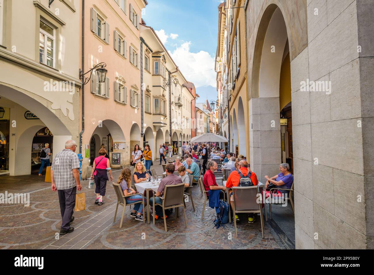 Merano, Italien - 27. September 2021: Die Altstadt von Merano ist bei Touristen beliebt und in diesem Spätsommerurlaub vor Aufregung belebt. Stockfoto